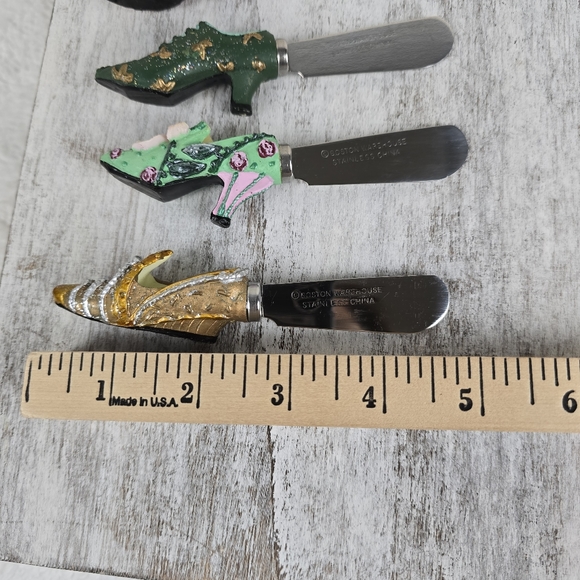 Four Butter Cheese Spreaders With Fancy Shoe Theme - Picture 7 of 9